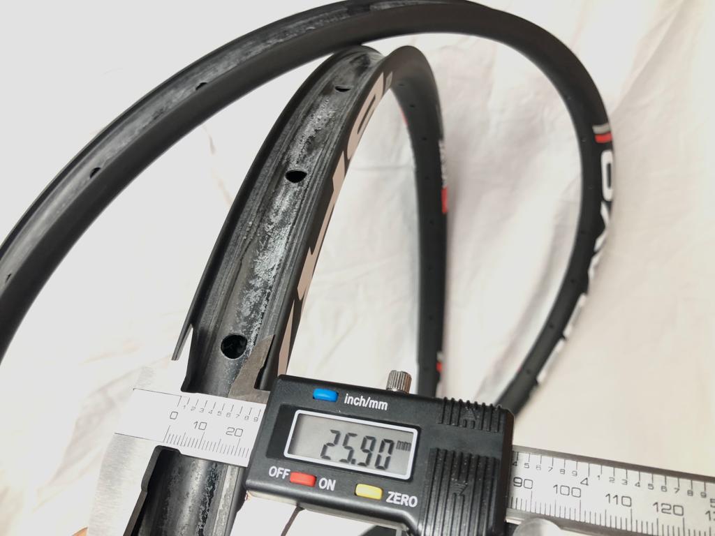 PAR DE AROS STAN'S BRAVO CARBON 27.5" 28H NEGRO/ROJO