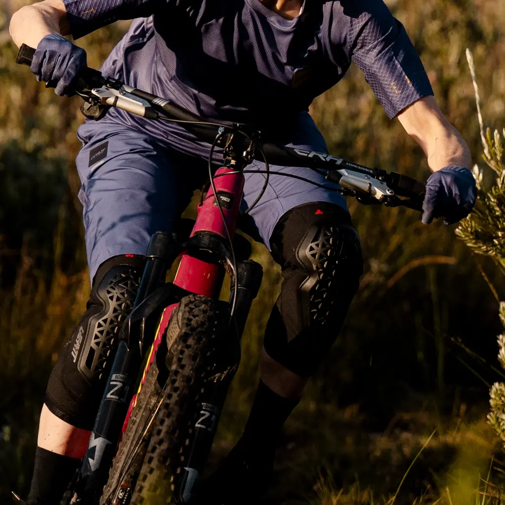 Leatt_KneeGuard_FlexMesh_Black_Mood5_5026011460_6a7930d0-7abd-40ac-888a-426e5bef03d2.webp